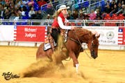 Reiterin Eliane Gfeller beim Reining: Die vom englischen Wort für Zügel (rein) abgeleitete Disziplin im Westernreiten hat ihren Ursprung in der Arbeit mit dem Rind. (Bild: PD)
