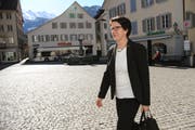 Landammann-Wahl: Regierungsrätin Barbara Bär beim Gang ins Rathaus. (Bild: Urs Hanhart (Altdorf, 4. März 2018))