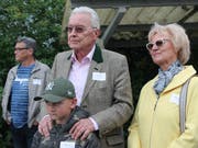 Skeptischer Blick: Ben Vetterli - Vertreter der siebten Generation der Unternehmerfamilie - mit seinen Grosseltern am nicht ganz leisen "Spatenstich".