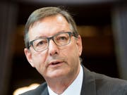 Josef Dittli (FDP,UR) lässt anderen den Vortritt. (Bild: Keystone/Anthony Anex, Bern, 30. November 2016)