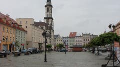 Der zentrale Marktplatz von Ząbkowice Śląskie. Das Städtchen ist Zentrum einer eher strukturschwachen Gegend und zählt etwas mehr als 15000 Einwohner.