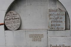 Alte deutsche Grabsteine in einer Aussenwand-Nische der Dorfkirche in Brodziszów.