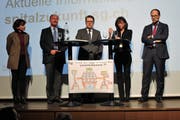 Die Mitglieder des Lenkungsausschusses vor der Zeichnung, die eines der zentralen Anliegen des Flawiler Spitalpersonals aufzeigt: Yvonne Biri Massler, Felix Sennhauser, Benedikt Würth, Heidi Hanselmann und Marc Mächler (von links).