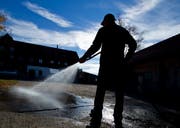 Weil der Regen weiterhin ausbleibt, sollte in Menzingen der Schlauch nur noch dann gebraucht werden,wenn es wirklich nötig ist (Symbolbild). (Bild: Stefan Kaiser)