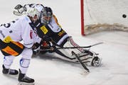 Zugs Viktor Stalberg trifft zum 2:3. (Bild: Alessandro Crinari/Keystone)