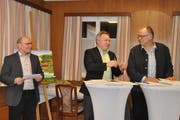 Moderator Werner Raschle mit den Gegnern der Zersiedelungsinitiative: Kantonsrat und Nationalratskandidat Kilian Looser (FDP) sowie Ueli Strauss-Gallmann, Raumplaner und ehemaliger Kantonsplaner. (Bild: Sabine Camedda)