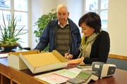Peter Zwicky reicht die Unterschriften für sein Referendum gegen das Finanzhaushaltsgesetz ein. Landschreiberin Nicole Frunz nimmt sie auf der Staatskanzlei entgegen. (Bild: Philipp Unterschütz, Sarnen, 21. Januar 2019)