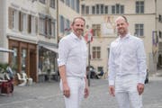 OK-Präsident Raphael Meier (rechts) und Vize-Präsident Patrik Bräuchi sind bereit für das «White Dinner». (Bild: Boris Bürgisser, Sursee, 14. Juni 2019)