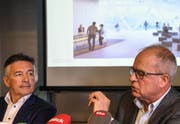 Verwaltungsratspräsident Hans Wicki (links) bei der Präsentation des Turmprojekts auf dem Berg mit Architekt Pierre de Meuron. (Bild: Nadia Schärli, Engelberg, 5. November 2018)