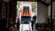 Die Farbe Rot dominiert, eine Fensterfront gibt es nur noch auf der rechten Kabinenseite. Das Design der neuen Bahn stammt vom St.Geörgler Designer Andreas Bechtiger. (Mareycke Frehner)