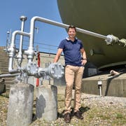 Ivo Zillig, Leiter Technik bei den TBW, vor dem Kugelspeicher in Weinfelden. (Bild: Mario Testa)