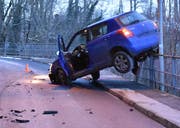 Das Fahrzeug, das in Werthenstein von einem anderen Auto gestreift wurde, geriet auf das Strassengeländer. (Bild: Luzerner Polizei (Werthenstein, 25. Januar 2019))