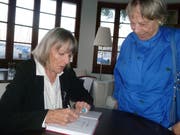Nach der Buchvernissage signiert Yvonne Eschler ihr Werk. (Bild: Ursula Junker)