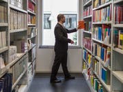 Neben dem Gesundheitswesen wurde die Verwaltung vor allem auch im Bereich Bildung ausgebaut. Bild: Gaëtan Bally/Keystone (Bern, 3. März 2015)