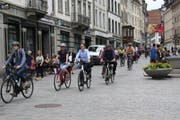 Die Klimademo per Velo am Freitagnachmittag unterwegs in der St.Galler Marktgasse. (Bilder: Emma Wolf - 21. Juni 2019)