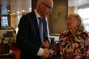 Die 100-jährige Margarete Bruggmann nimmt die Glückwünsche von Stadtpräsident Thomas Scheitlin entgegen. (Bild: Aliena Trefny)
