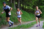 Spitzentrio beim letzten schweren Anstieg vor dem Halbmarathon-Plus-Ziel: Ralf Birchmeier aus Buchs (Sieger Halbmarathon Plus), Shaban Mustafa aus Bulgarien (Sieger Marathon) und Arnold Aemisegger aus Triesenberg (Platz drei Marathon). (Bilder: Robert Kucera)