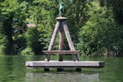 Die Plattform mit dem Frosch ragt derzeit ungewöhnlich weit aus dem Mannenweier. (Bild: David Gadze)