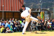 Durchzogene Saison für Kjetil Fausch (hinten): Auf Hochs folgten Tiefs, auf die erfreuliche Selektion für das Eidgenössische Schwing- und Älplerfest folgte die Verletzung. (Bild: Robert Kucera, Grabs, 31. März 2019)