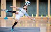 Am 2. GirlsDay in der Mehrzweckhalle Neuwies in Berg trainieren Mädchen unter Anleitung von NLA-Spielerinnen an ihrer Schusstechnik. (Bild: Reto Martin)