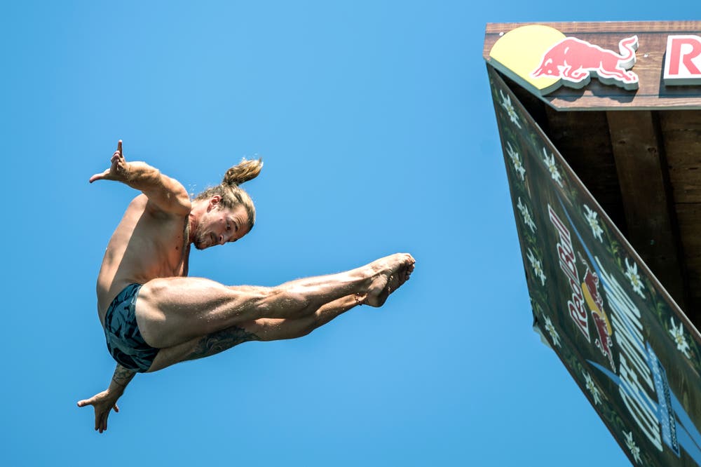 Der Schweizer Teilnehmer Matthias Appenzeller taucht in die Tiefe... (Bild: Pius Amrein (Sisikon, 4. August 2018))