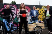 Für Kinder da: Manuel Schulz, Mitarbeiter Kinderanimation, Sereina Koller, Leiterin KJA 20gi, Markus Kutter, Leiter des Amts für Gesellschaft und Integration und Stadträtin Barabara Dätwyler. (Bild: Rahel Haag)