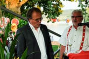 Festredner Hansjörg Brem und Gemeindepräsident Claus Ullmann beim Singen der Nationalhymne. (Bild: Rahel Haag)