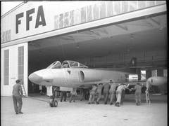 Der ganze Stolz der FFA: Der Kampfjet P-16 mit Bodenpersonal, 1960. (Bild: Staatsarchiv St.Gallen, W 241/5-010083.3)