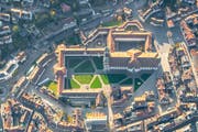 Die Dachlandschaft des Stiftsbezirks und der benachbarten Altstadt. (Bild: Urs Bucher (9. November 2017))