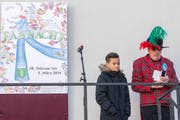 Auftakt vor dem Waaghaus: Fasnachtspräsident Bruno Bischof stellt das Plakat für die St.Galler Stadtfasnacht 2019 und dessen jungen Zeichner, Daniel Kessler, vor. (Bild: Urs Bucher - 11. November 2018)
