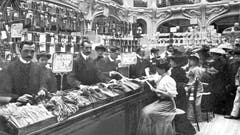 Das Galeries Lafayette in Paris, hier auf einer Postkarte um das Jahr 1900 zu sehen, war eines der ersten Warenhäuser der Welt. (Bild: Getty Images)