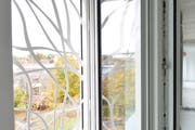 Dank der fix installierten Fensterverzierungen lässt es sich jederzeit lüften. (Bild: Donato Caspari)