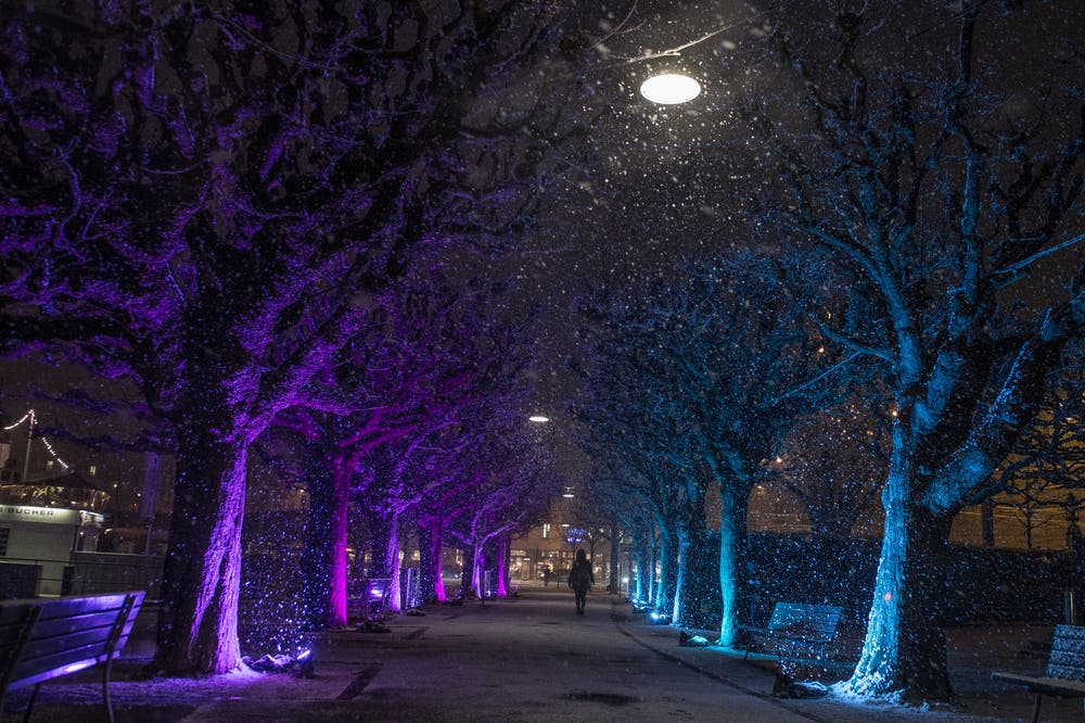 Die Schneeflocken tragen zur mystischen Stimmung auf dem Schweizerhofquai bei. (Bild: Dominik Wunderli (9. Januar 2019))