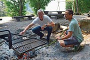 Bergs Gemeindepräsident Max Soller legt die Würste auf den Grill, TZ-Redaktor Mario Testa «büschelet» die Glut. (Bild: Sabrina Bächi)