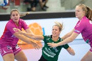 Kerstin Kündig (Mitte) war im Hinspiel mit acht Treffern beste Brühler Torschützin. (Bild: Urs Bucher)
