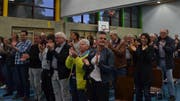 Von den rund 170 Stimmberechtigten in der Feldbachhalle gibt es stehende Ovationen. (Bild: Margrith Pfister-Kübler)