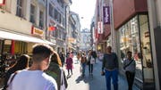 In der Stadt Luzern sinken laut Prognosen die Steuereinnahmen der natürlichen Personen. Im Bild: Passanten in der Altstadt. (Bild: Roger Grütter (9. April 2015))