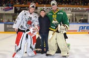 Fanclub-Präsident Hansjörg Steffen darf die besten Spieler des Spiels auszeichnen - es sind die beiden Goalies. (Bild: Christoph Heer)
