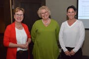 Edith Graf-Litscher (Präsidentin Komed Regio Thurgau), Referentin Lilian Simanic und Sabrina Melone (Direktorin Glashausklinik). (Bild: Christoph Heer)