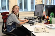 Gesa Altenhölscher verbrachte den Zukunftstag in der Redaktion des W&O. (Bild: Corinne Hanselmann)