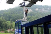 Markus Murer auf dem Dach einer Kabine der Luftseilbahn Dallenwil-Niederrickenbach. (Bild: Martin Uebelhart, Dallenwil, 9. Juli 2019)