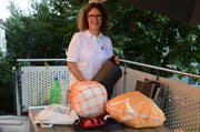 Corina Rupp zeigt einige sinnvolle Auftriebsmittel, die Leben retten können: Ein Rettungswürfel, ein Trockensack oder eine simple Stofftasche mit leeren Petflaschen.(Bild: Corinne Hanselmann)