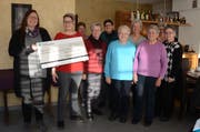 HPS-Institutionsleiterin Annalise Rohrer (links) erhielt von den Frauen der Strickrunde Gams den Check überreicht. (Bild: Corinne Hanselmann)