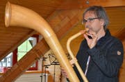 Balthasar Streiff erklärt, wie man Alphorn spielt. (Bild: Alexandra Gächter)