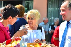 Die Regierungsräte Maya Büchi (inks) und Nikl Bleiker am Apéro im Gespräch mit Edith Bienefeld.