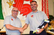 Der abtretende und der neue Kommandant der Münchwiler Stützpunktfeuerwehr: Adrian Werder und Patrik Brunner. (Bild: Lukas Gerzner)
