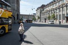 Der Bahnhofplatz ist eine Begegnungszone, über die Fussgängerinnen und Fussgänger grundsätzlich kreuz und quer laufen dürfen. Das erfordert von Bus- und Postauto-Chauffeuren viel Aufmerksamkeit. (Bild: Hanspeter Schiess - 29. August 2018)