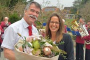 Gemeindepräsident Jürg Schumacher gratuliert seiner Nachfolgerin Susanne Vaccari-Ruch. (Bilder: Mario Testa)