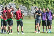 St. Gallens neuer Trainer Peter Zeidler versammelt am Dienstag seine Mannschaft erstmals in dieser Vorbereitung auf dem Platz. (Bild: Hanspeter Schiess)