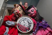 Chatzemeister Pascal Kreienbühl mit zwei alten Chatze-Kosümen im Vereinslokal. (Bild: Dominik Wunderli, Luzern 4. Februar 2019)